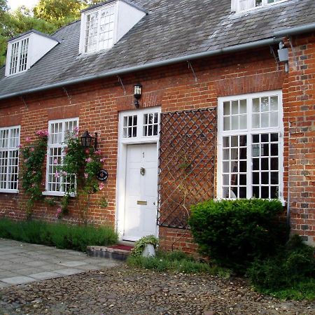 The Courtyard Bed & Breakfast Newmarket  Exterior photo